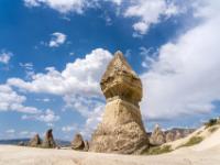 Spitze Felstürme ragen im Schwertertal in den blauweißen Himmel